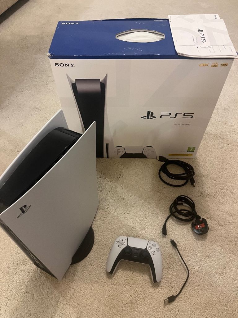 PlayStation 5 Console - Disc version, white, 825GB with controller and HDMI
