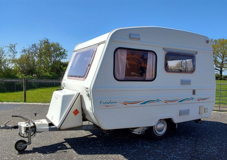 FREEDOM SUNSEEKER COMPACT MICRO LIGHTWEIGHT 3 BERTH TOURING CARAVAN + AWNING & EXTRA'S 