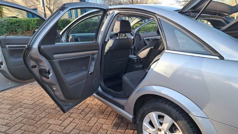 2007 Vauxhall Vectra 2.2 Direct Petrol Automatic – Rare Spec – New MOT – ULEZ Compliant