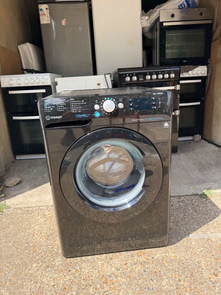 Indesit Washing Machine – Black, Good Condition