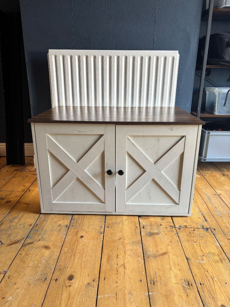 Cat litter box enclosure 