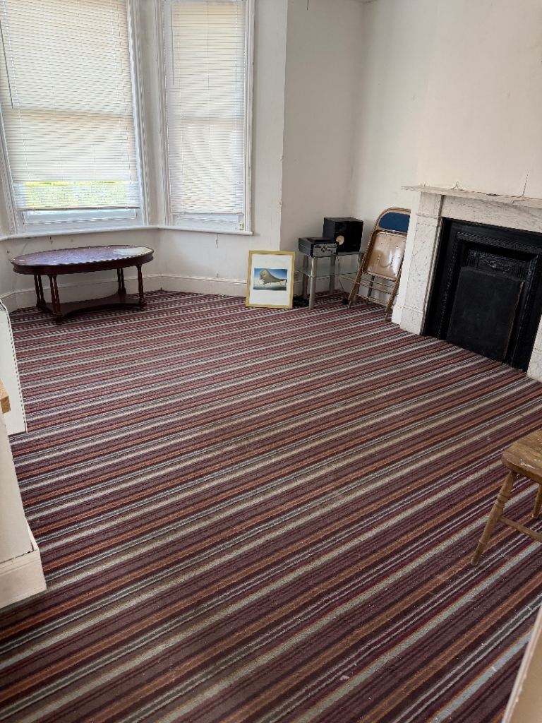1 bedroom flat to rent. Very close to high st, seaside, pier