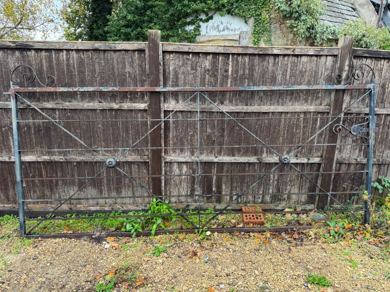 Estate fencing gates 