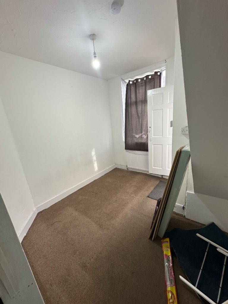  Room - Neville Road E7 - Near upton park  Station - Available Now