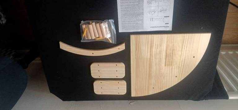 Wall mounted cat shelf