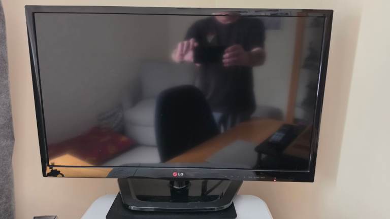 LG 32" Smart TV – Great Condition, Black