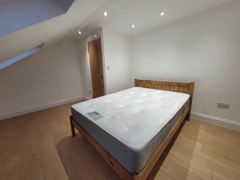 Professional ONLY..CLEAN ENSUITE ROOM IN WALTHAMSTOW, E17 9AT (AVAILABLE NOW) FOR £945pcm