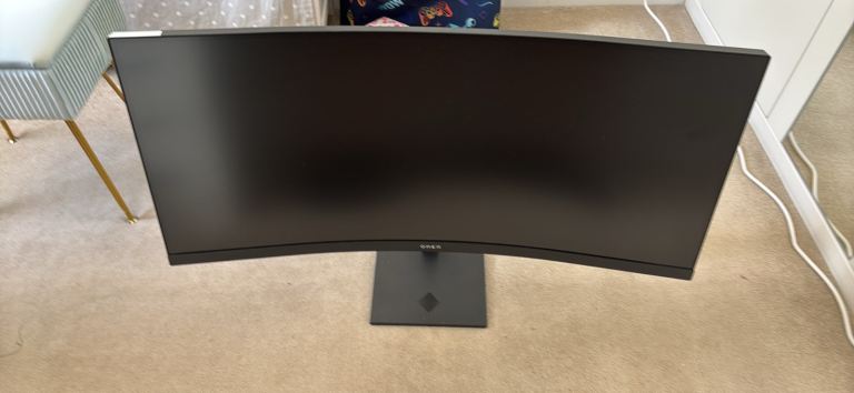 OMEN Curved Gaming Monitor – 34’ Black, Good Condition