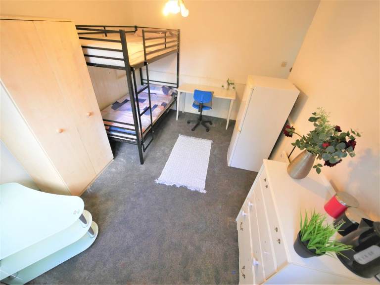 Double room with private garden in Spencer rd. Near big train station.