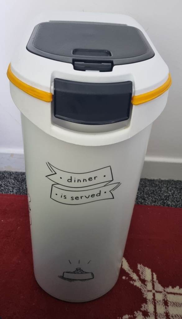 Dog biscuit storage container 