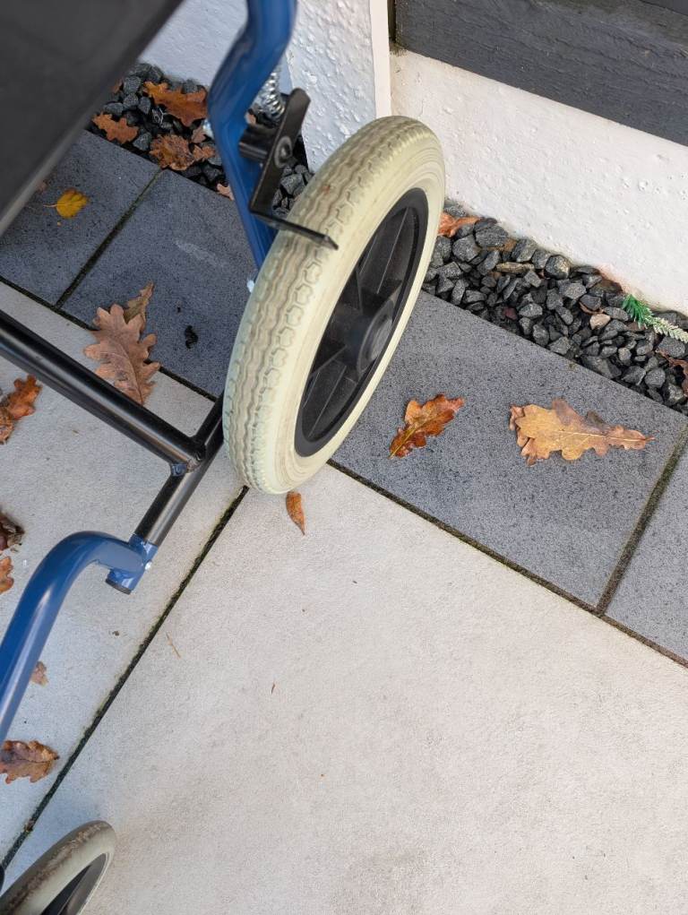 Lightweight folding wheelchair 