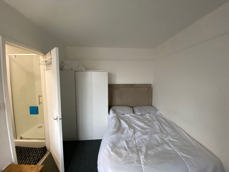 Spacious double bed to rent