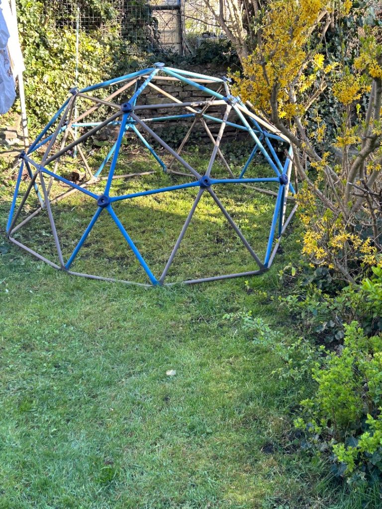 Large dome climbing frame 