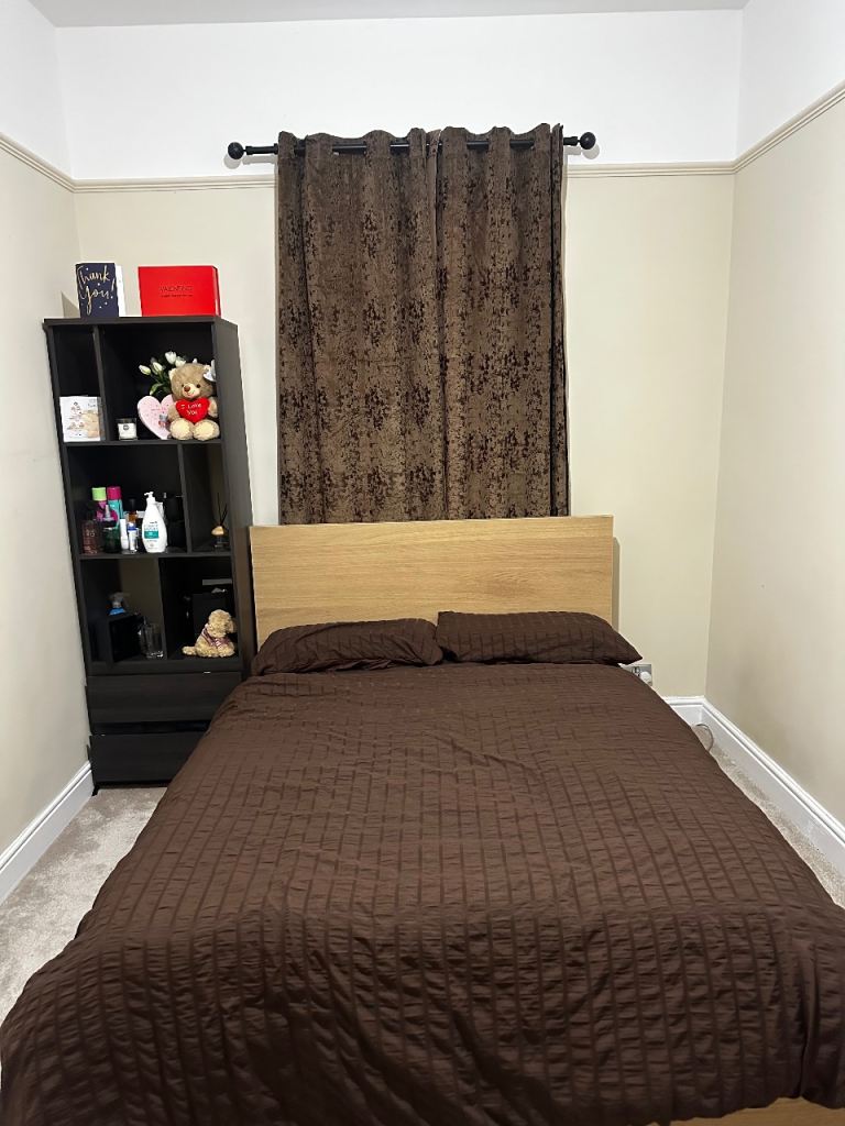 Double room available for girl