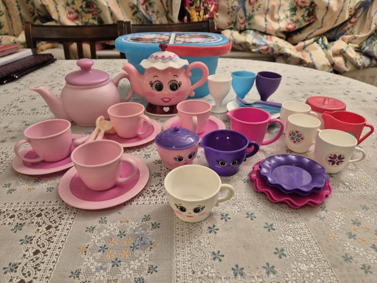Tea set with musical tea pot