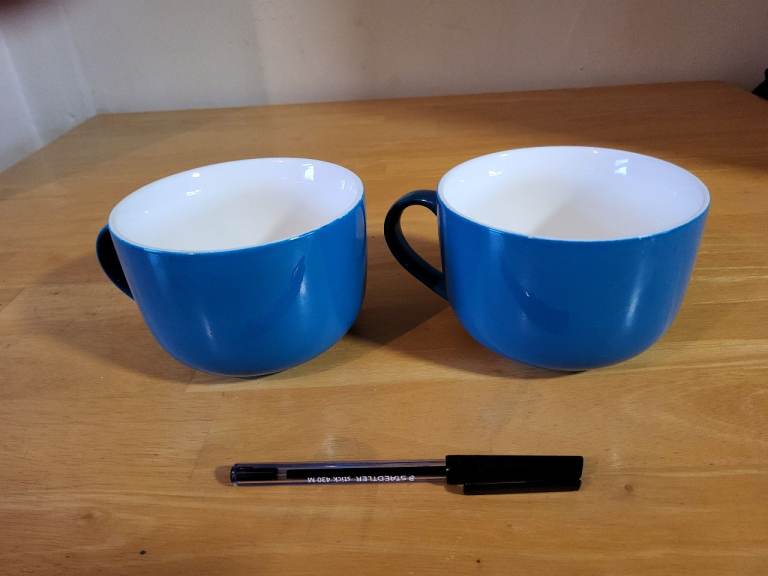 2 x large teal coffee / hot chocolate mugs. VGC