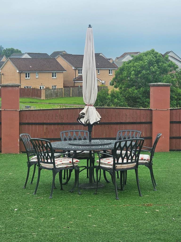 Metal Outdoor Dining Set with 6 Chairs and Parasol