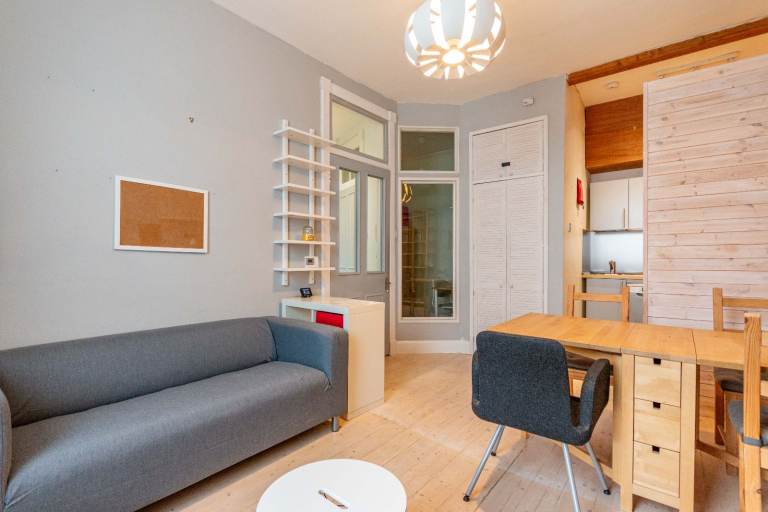 Well-presented, 1 bedroom, 1st floor flat with study, near Leith Walk – available NOW