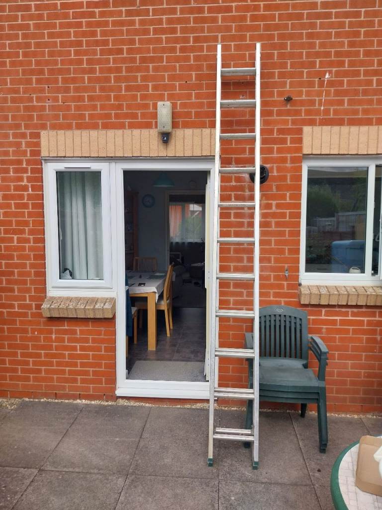 Aluminium Extension Ladder – Good Condition