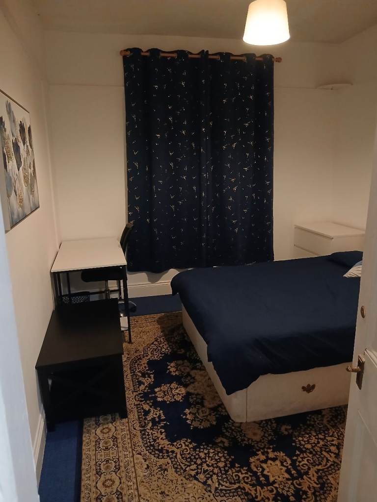 4 Large Double Rooms available, close to town