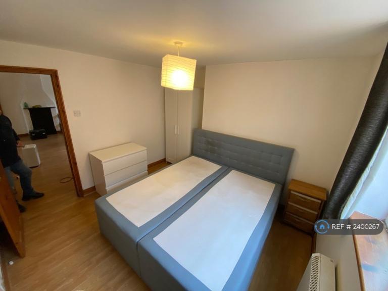 2 bedroom flat in Nightingale Road, Hitchin, SG5 (2 bed) (#2400267)