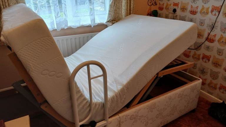 Electric adjustable bed single