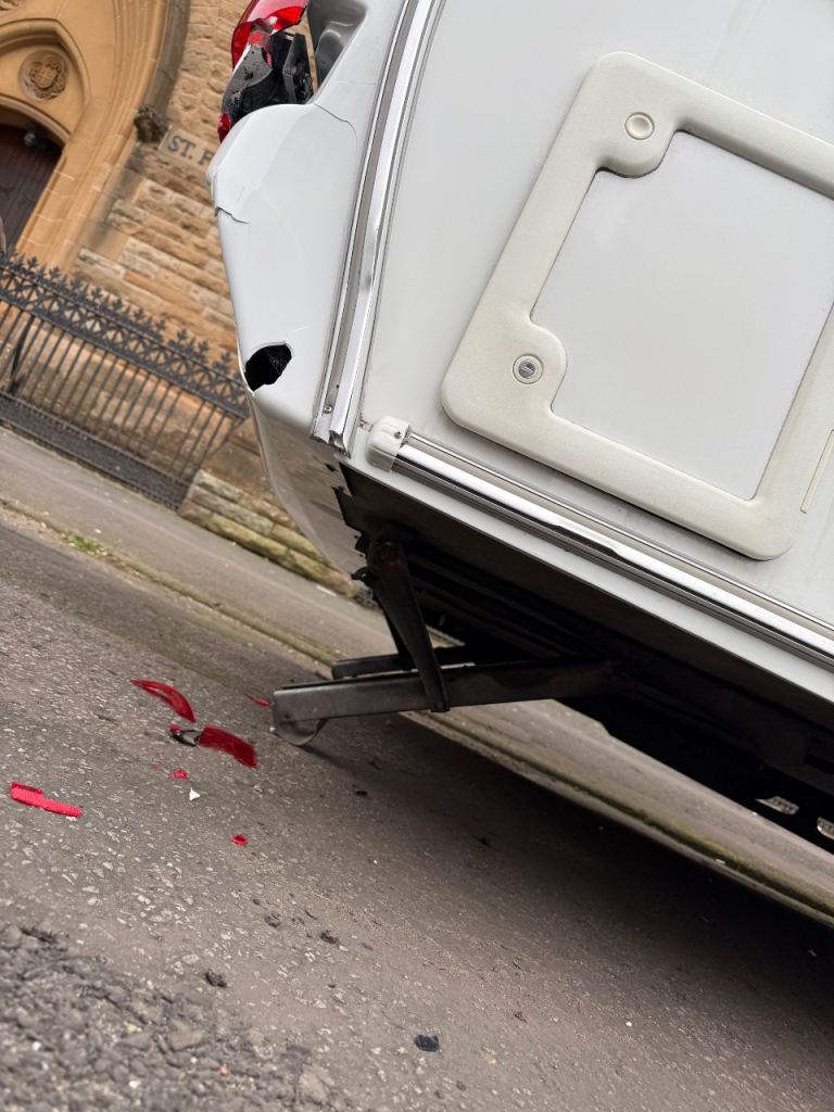 ABBEY 520 4 berth CARAVAN-FOR SALE (MINOR DAMAGE REPAIRABLE) 