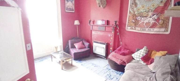 Double room to rent in lovely central flat