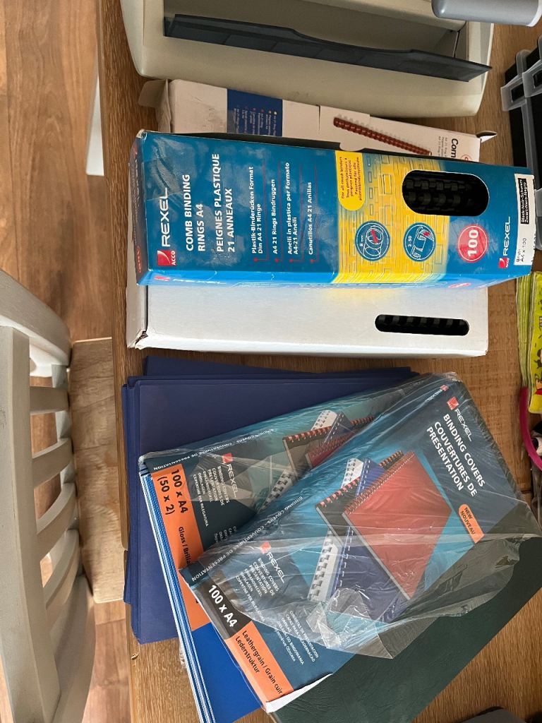 Binding machine with loads of accessories 