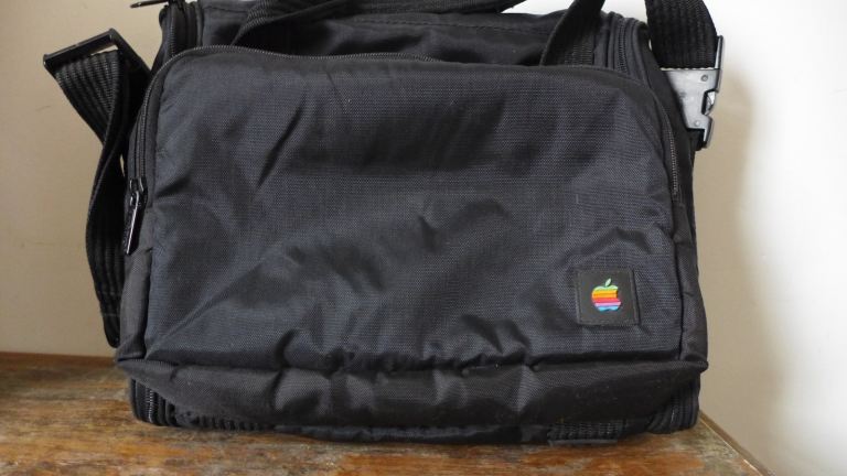 COLLECTABLE: VINTAGE 1990s APPLE TARGUS COMPUTER LAPTOP BAG WITH THE OLD APPLE RAINBOW LOGO.