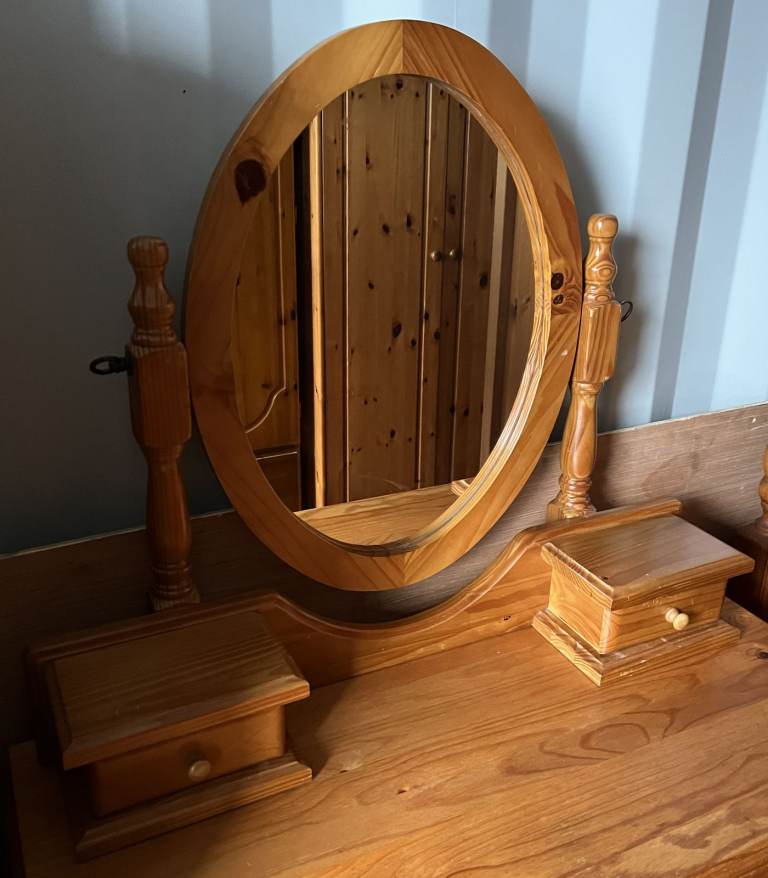 A FREE-STANDING SOLID PINE OVAL DRESSING TABLE MIRROR WITH TWO TRINKET DRAWERS