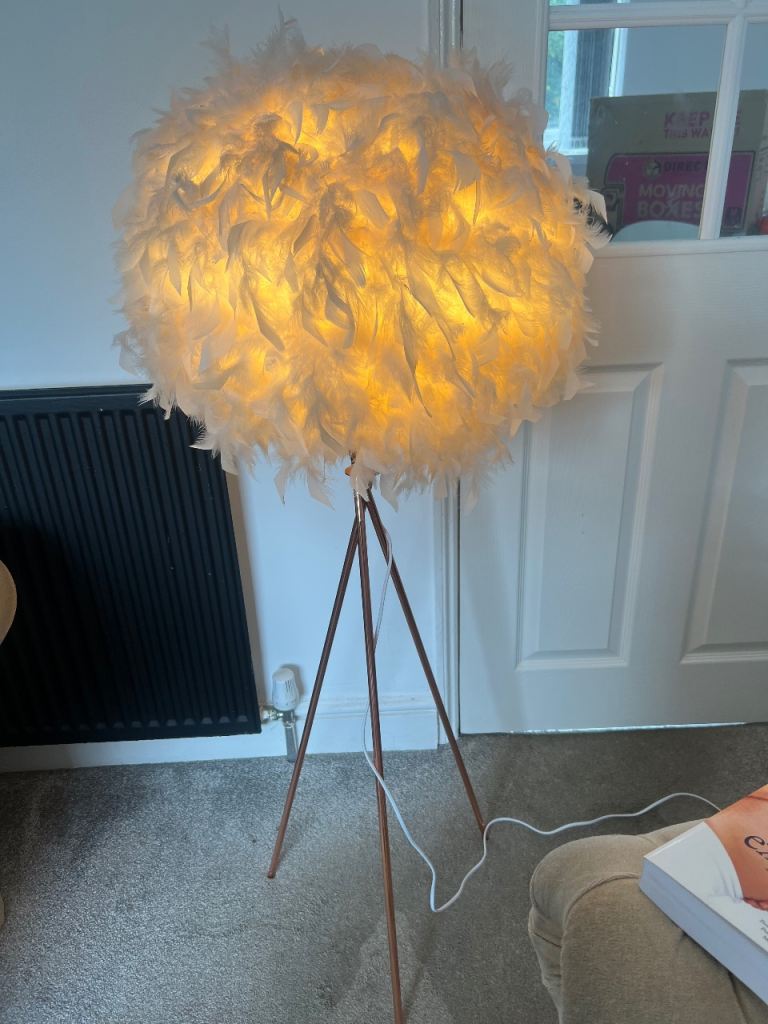 Feather Floor Lamp – White, Good Condition
