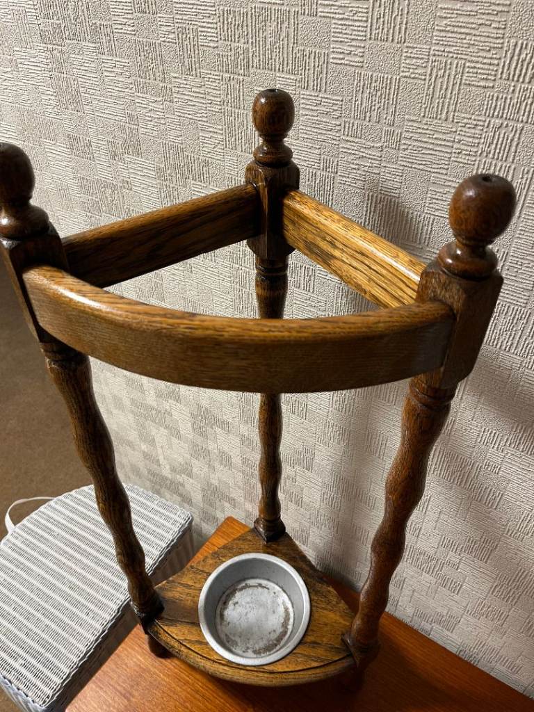 Corner umbrella stand