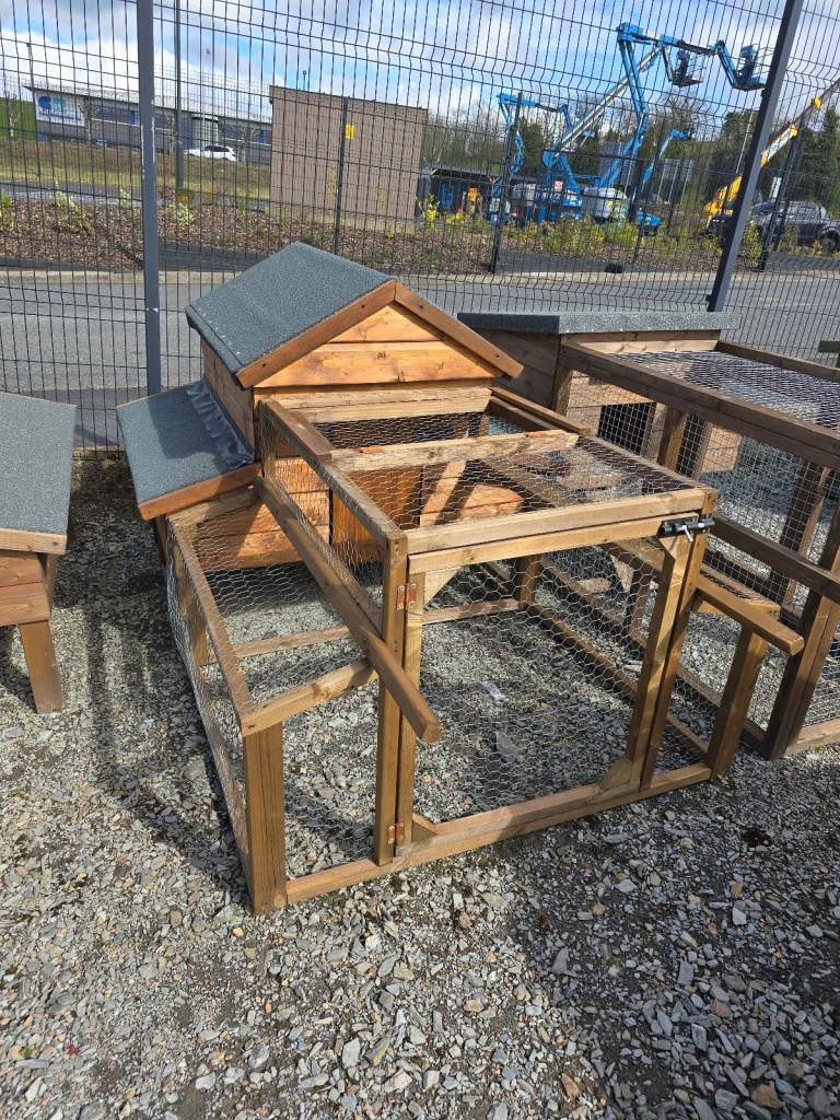 Timber hen ark with cage pen on wheels chicken coop