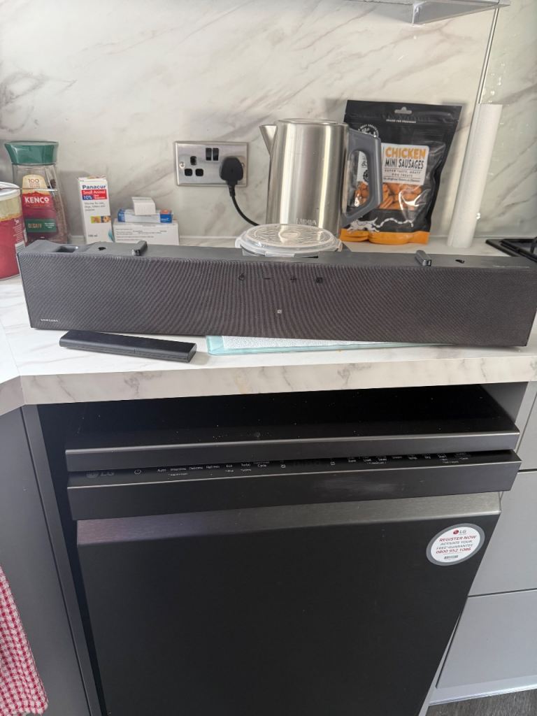 Samsung Soundbar with Remote - Good Condition