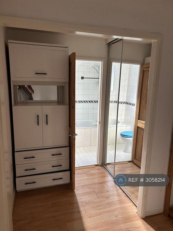 1 bedroom flat in Westlea, Swindon, SN5 (1 bed) (#3058214)