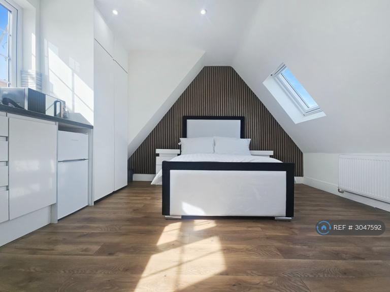 Studio flat in Ealing Road, Wembley, HA0 (#3047592)