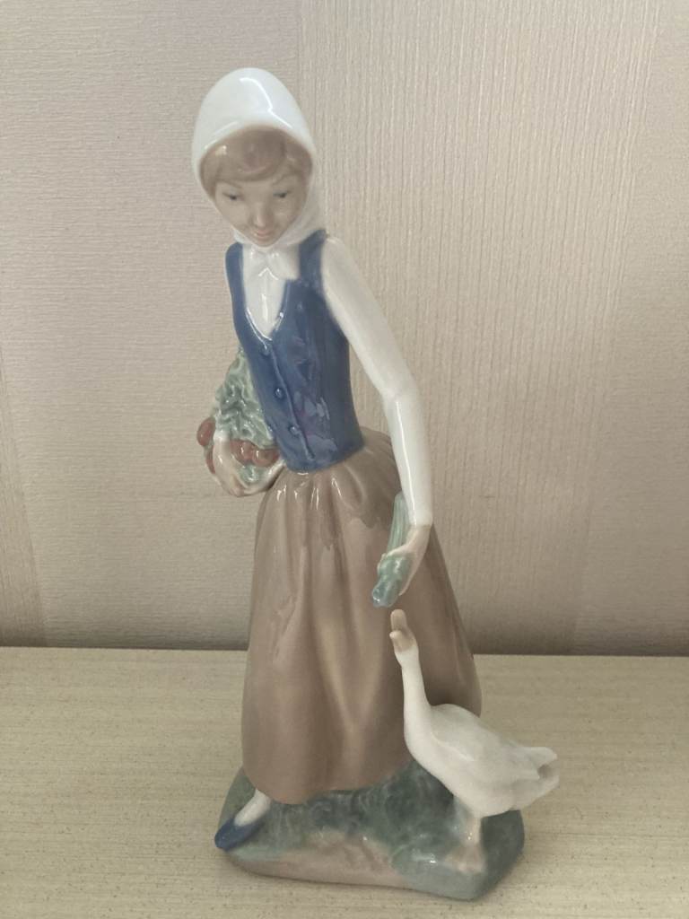 Vintage Nao by Lladro Figurine Daisa Girl Feeding Goose