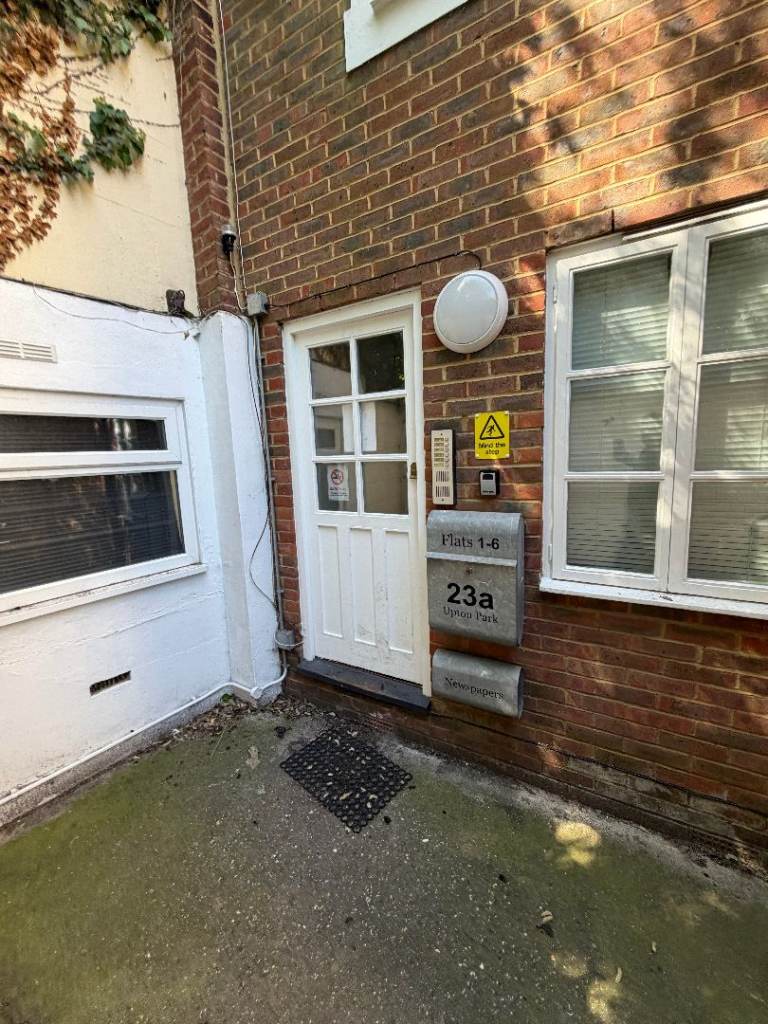 2 Bedroom Flat to Rent Well-presented 2 bed flat located on a private road(SL1 2DA)
