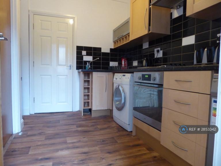 2 bedroom flat in Manchester Road, Huddersfield, HD4 (2 bed) (#2853342)
