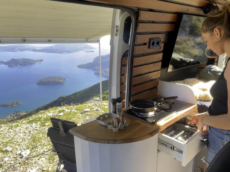 Fiat Ducato L2H2 Campervan – High-Quality Conversion – Perfect for Full-Time Vanlife or Remote Work