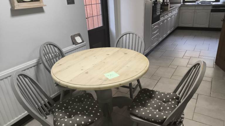 Kitchen table (extendable) & 4 chairs