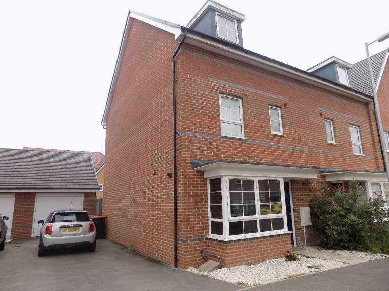 **NEW**Large & Luxurious 4 Bedroom Family Home**Quiet Residential Area**Off-Street Parking**