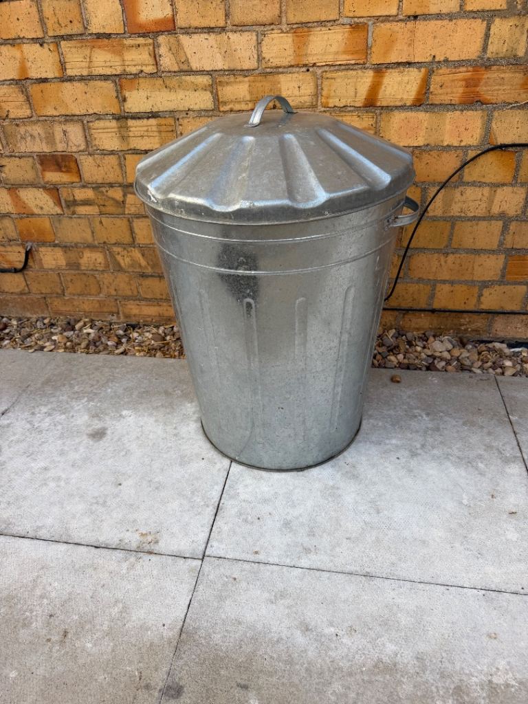 Galvanised Metal Dustbin with Lid – Good Condition