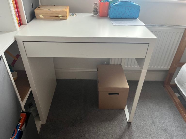 IKEA MICKE Desk – Excellent Condition