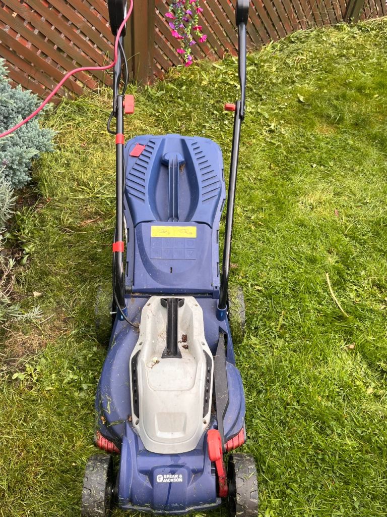 Spear and Jackson lawn mower corded plug in grass collection box
