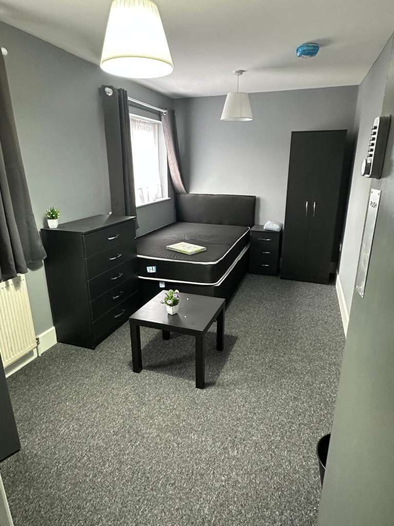 Newly refurbished En-suite double room in house share