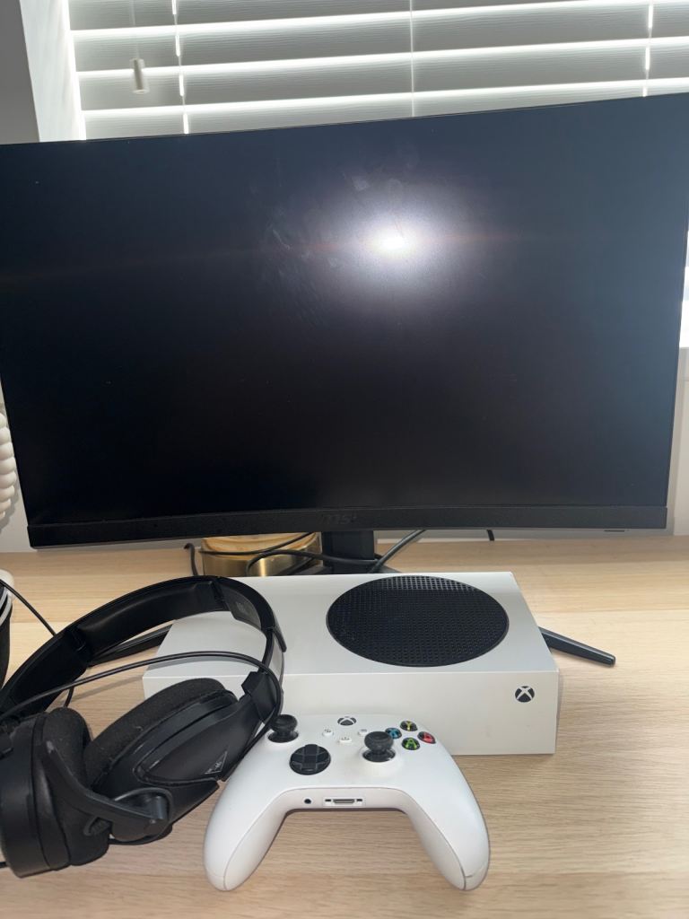 XBOX SERIES S AND MSI GAMING MONITOR. 
