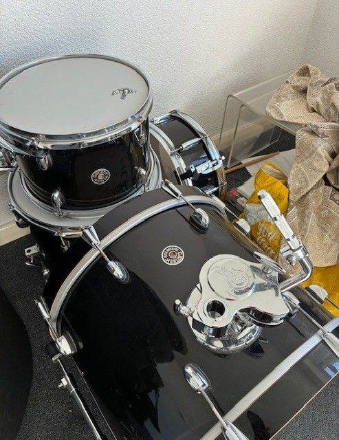 Gretsch Catalina drum kit drums in piano black lacquer