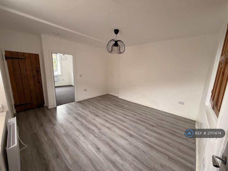 2 bedroom flat in Meadow Street, Hyde, SK14 (2 bed) (#2717474)